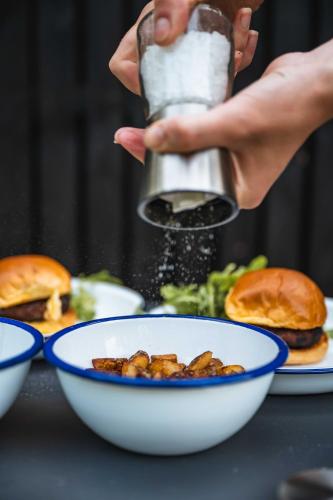 タルポリーにあるAdharaの食物を注いでいる人