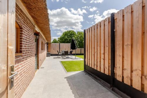 a walkway between a brick building and a fence at Duin & Daal in Helvoirt