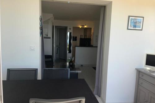 une salle à manger avec une table et un salon dans l'établissement Apartment for 4 - near beach, à Saint-Raphaël