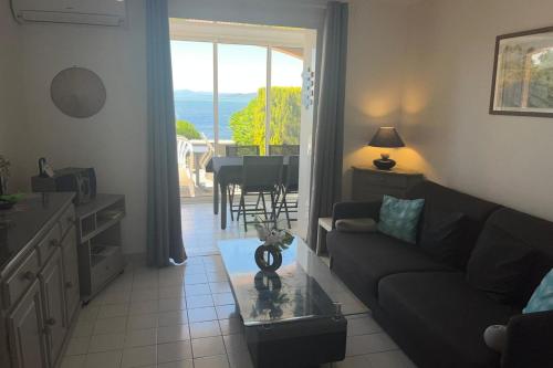 un salon avec un canapé et une table dans l'établissement Apartment for 4 - near beach, à Saint-Raphaël