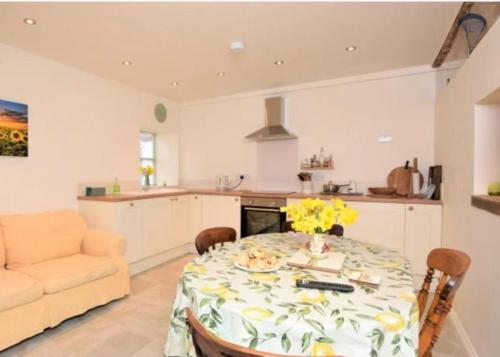 Η κουζίνα ή μικρή κουζίνα στο The Dovecote - Peaceful Short-Stay Cottage for Contractors & Getaways near Gainsborough