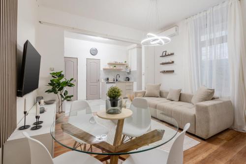 Sunny & Cozy Stylish Apartment -Perfect Location-