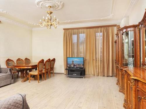 Una televisión o centro de entretenimiento en Katsin Building! 2 Bedroom Large apt with a Balcony