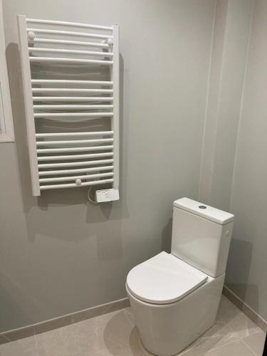 une salle de bain avec des toilettes blanches dans une chambre dans l'établissement Appartement moderne proche mer et transports, à Nice