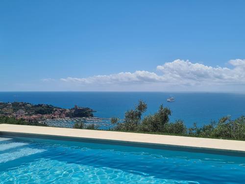 ein Swimmingpool mit Blick auf das Meer in der Unterkunft "Ulivi House" inside a Private Park, shared Pool, Tennis, 2 AC BDR, 2BTH, parking next home and private garage in Lerici! in Lerici