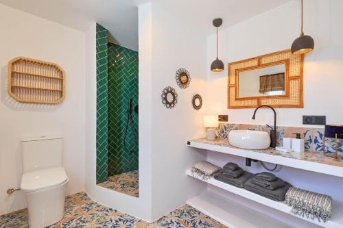 Villa La Golondrina by Marhen Homes