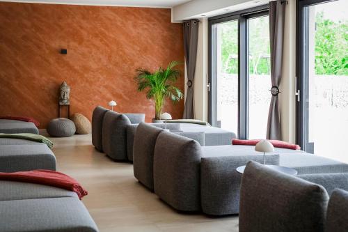 a room with a bunch of chairs in a room at Bernstein Acamed Resort in Nienburg