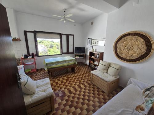a living room with a bed and a couch at Paraíso Escondido in Alte