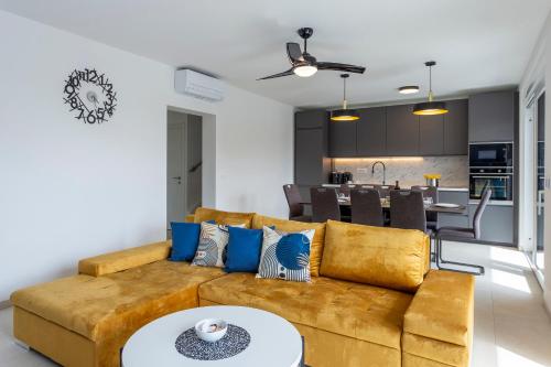 Luxury apartment near the beach