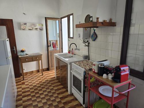 a small kitchen with a stove and a sink at Paraíso Escondido in Alte