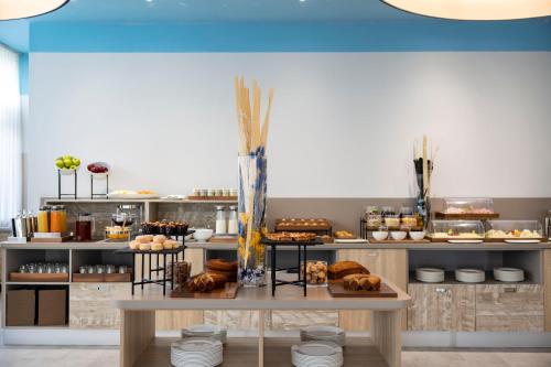a buffet with a table with bread and pastries at Grand Hotel in Forte dei Marmi