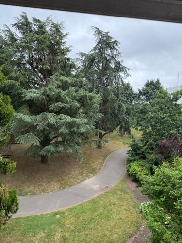une route sinueuse dans un parc arboré dans l'établissement résidence Agen2, à Saint-Herblain