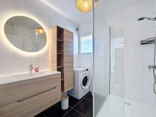 La salle de bains est pourvue d'un lave-linge et d'une douche. dans l'établissement T3 d’Exception avec Vue Panoramique sur la Baie de Calvi, à Calvi