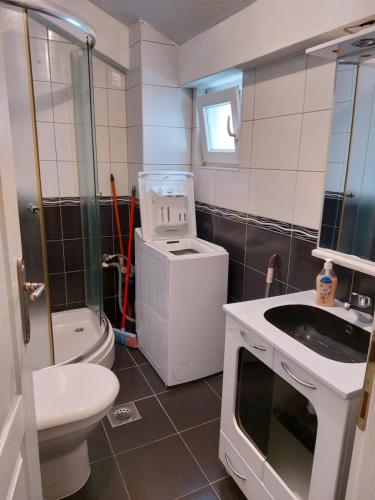 Ένα μπάνιο στο APARTMENT LILY 2 Ohrid city centar with parking