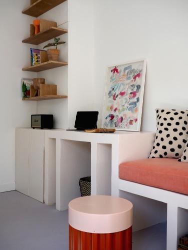 - un bureau blanc avec une chaise et un ordinateur portable dans l'établissement PROVENCE VAR Bel appartement 2 pièces indépendant dans un Magnifique Domaine, à Bras