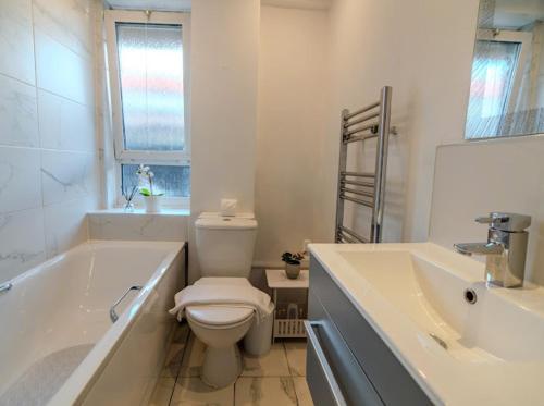 Ένα μπάνιο στο Charming Stay Near Candawater Station - City Access!