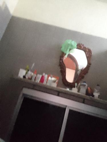 einen Spiegel auf einem Regal im Bad in der Unterkunft Evsam in Belém