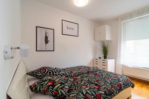 Un dormitorio blanco con una cama y una ventana. en Flexible SelfCheckIns 79 - Zagreb - Garage - New, en Zagreb