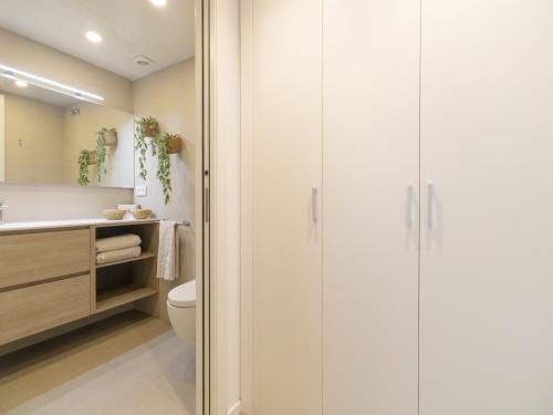 un baño con inodoro y lavabo en Seafront Apartment in Calella with Beach Access, en Calella
