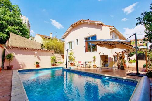 une piscine devant une maison dans l'établissement Large quiet house with pool, à Marseille