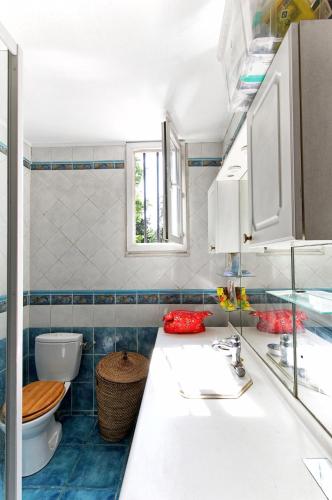 une salle de bain avec toilettes et lavabo dans l'établissement Large quiet house with pool, à Marseille