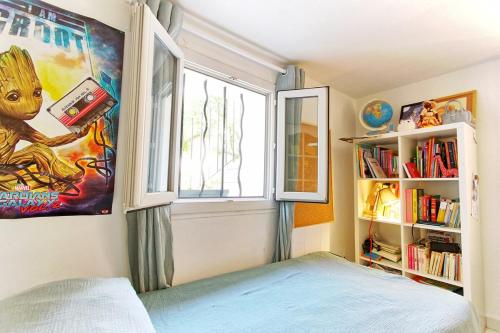 - une chambre pour enfants avec un lit et une fenêtre dans l'établissement Large quiet house with pool, à Marseille