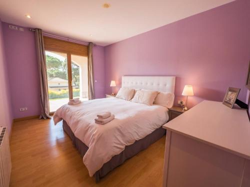 En eller flere senge i et værelse på Villa in Mas Mora near Costa Brava Beaches