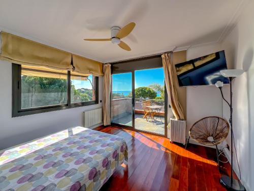 Ένα ή περισσότερα κρεβάτια σε δωμάτιο στο Stylish villa with saltwater pool