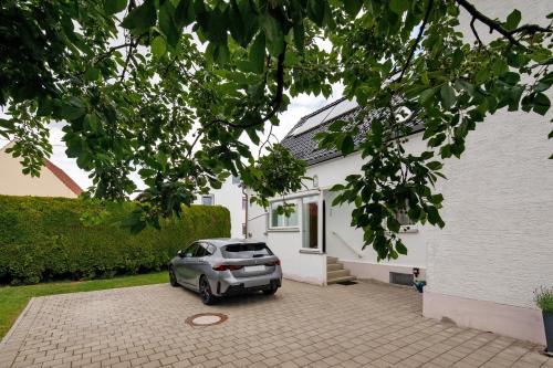a car parked in front of a white house at Haus Steinheim in Dillingen an der Donau