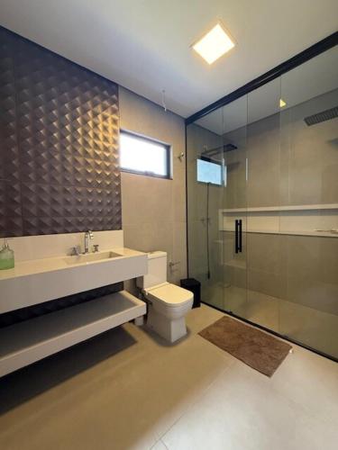 a bathroom with a sink and a toilet and a shower at Sítio em Jequitibá Vista Incrível Próximo a Sete Lagoas in Jequitibá