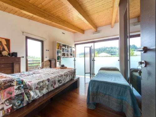 Ένα ή περισσότερα κρεβάτια σε δωμάτιο στο Holiday Home in Ponte near Lake Santa Croce