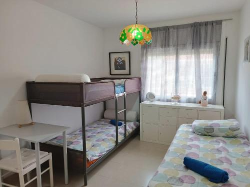 Ένα ή περισσότερα κρεβάτια σε δωμάτιο στο Apartment in Santa Susanna by the Beach