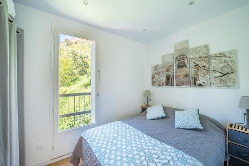 une chambre avec un lit et une fenêtre dans l'établissement Le Cocon Thermal - Climatisé vue montagne, à Amélie-les-Bains-Palalda