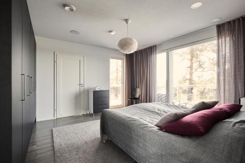 Postel nebo postele na pokoji v ubytování Platinum Swing - Spacious 4BR Villa with Panorama Views next to Kultaranta Resort