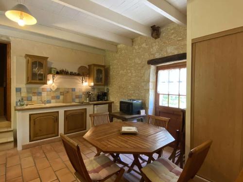Photo de la galerie de l'établissement Maison en pierres avec piscine privée en bord de Dordogne - FR-1-824-2, à Trémolat