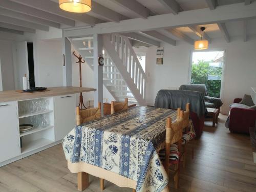 une table à manger avec un chiffon bleu et blanc dans l'établissement Ref 030 Maison moderne magnifique vue mer pour six personnes, à Arzon