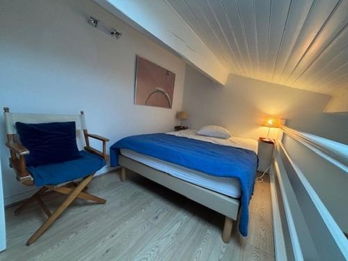 une petite chambre avec un lit et une chaise dans l'établissement Appartement cosy pour 4 pers, Royan, parking - FR-1-494-196, à Royan