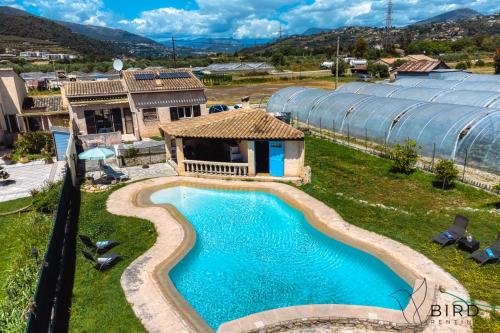 - une vue sur la piscine située à côté d'un bâtiment dans l'établissement Peaceful Getaway Just Outside Nice Your Riviera house, à Saint-Laurent-du-Var