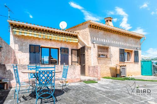 une maison avec une table et des chaises devant dans l'établissement Peaceful Getaway Just Outside Nice Your Riviera house, à Saint-Laurent-du-Var