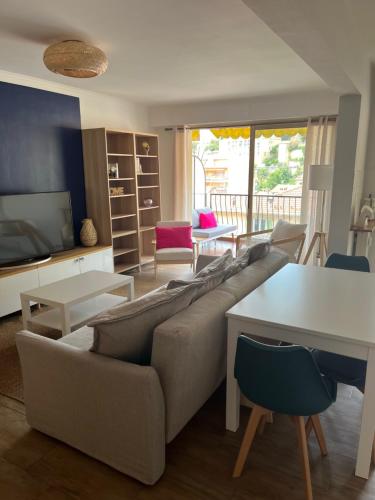 un salon avec un canapé et une table dans l'établissement Maggie, à Menton