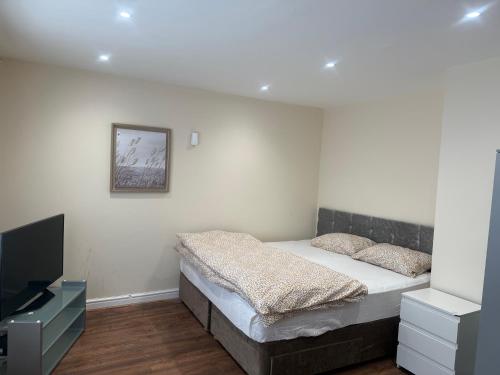 Кровать или кровати в номере Jared Integrated Apartment