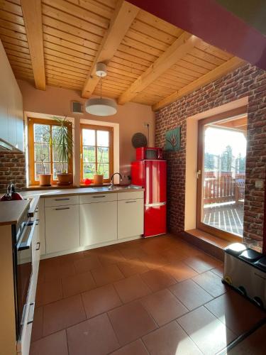 Una cocina o zona de cocina en Ferienwohnung Bernhardsteinblick