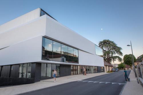 un montage de l'avant d'un bâtiment dans l'établissement Auberge de Jeunesse HI Cahors, à Cahors