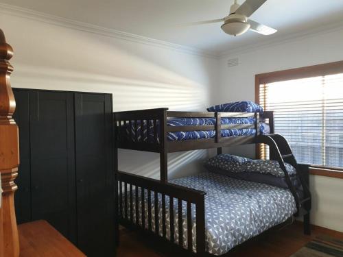 Rúm í herbergi á Sleeps 10 Fully renovated Firepit and pool table
