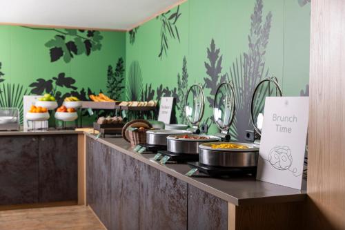 een buffetlijn met potten en pannen van voedsel bij The Caesar Roma in Rome