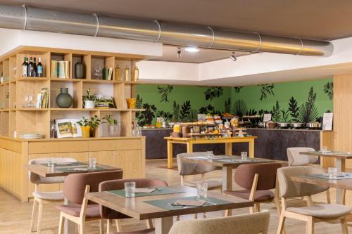 een restaurant met tafels en stoelen en een toonbank bij The Caesar Roma in Rome