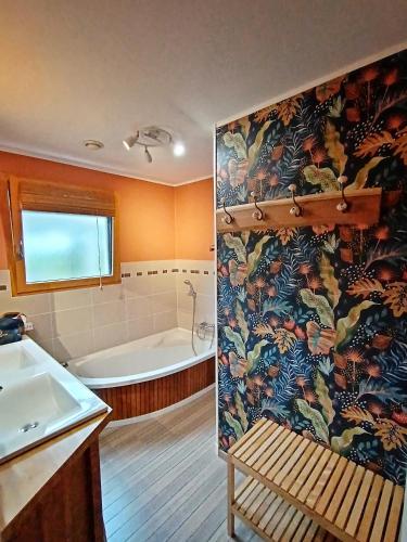 une salle de bain avec une baignoire et un lavabo dans l'établissement Maison proche LA ROCHELLE & Ile de Ré, à Sainte-Soulle