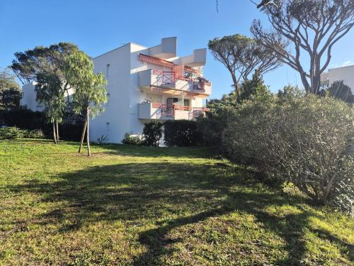 une vue d'un bâtiment depuis un parc dans l'établissement Le Quercus appartement 2,4 personnes proche mer, à Saint-Raphaël