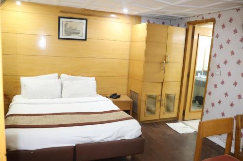 Ein Bett oder Betten in einem Zimmer der Unterkunft Hotels Daffodils Connaught Place