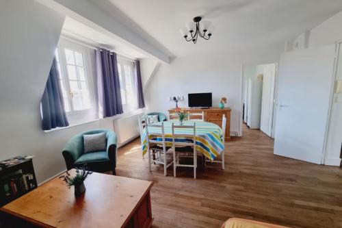 un salon avec une table et une salle à manger dans l'établissement Charming 3 room near the beach of Saint-Malo, à Saint-Malo